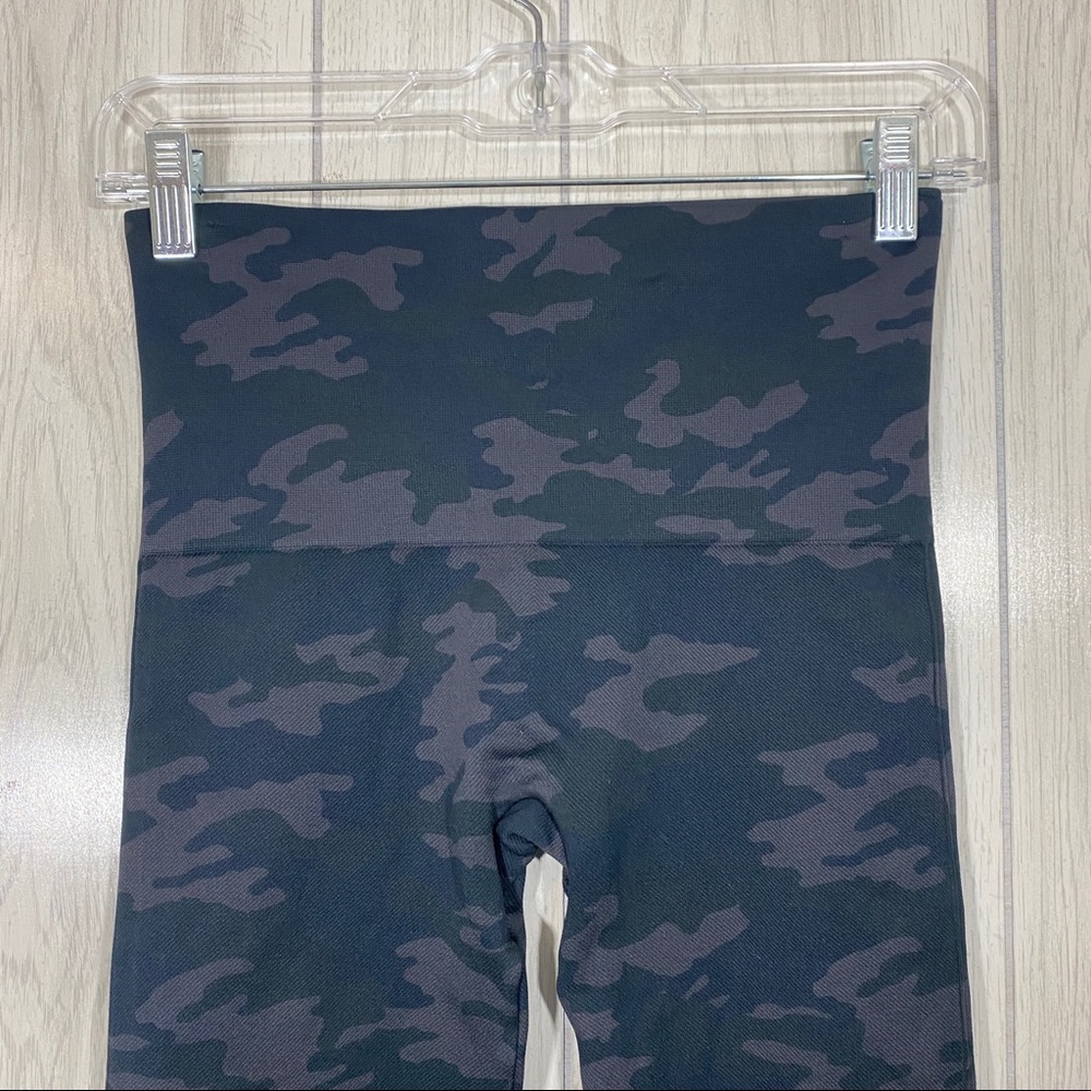Spanx Look At Me Now Seamless Cropped Legging Camo size M Medium - Picture 5 of 11
